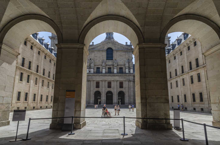 76 -  San Lorenzo del Escorial - Monasterio de San Lorenzo del Escorial - Patio de los Reyes y basilica
